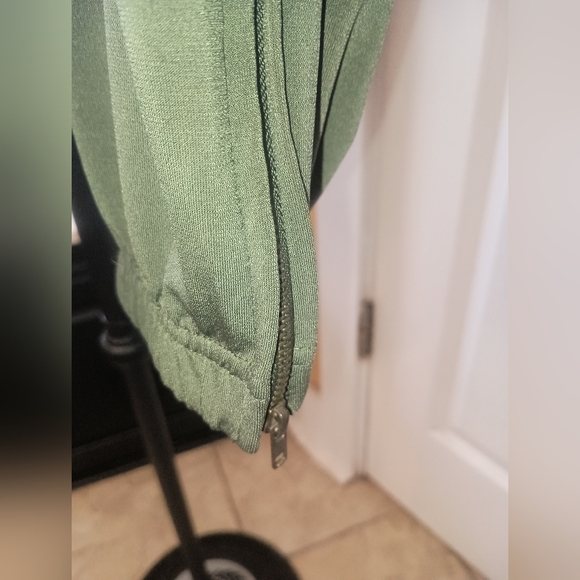 Lisa Rinna Collection Olive Capris - Picture 3 of 5